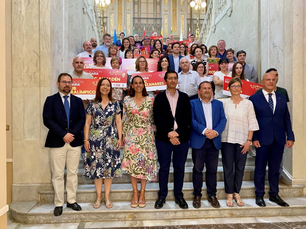 La Diputación de Ciudad Real entrega a Cruz Roja Alcázar 3.264 euros recaudados en la programación de “La Cultura del Vino” 1