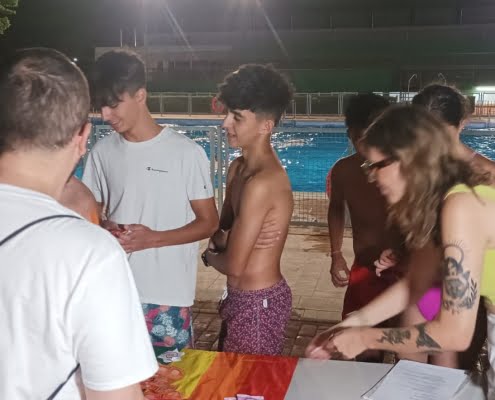 La Asociación PLURAL colabora con la concejalía de Juventud en el programa de piscina nocturna 4