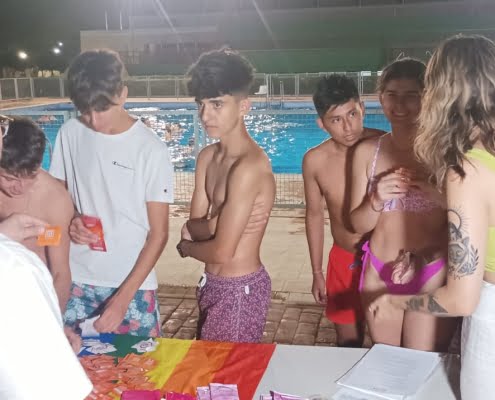 La Asociación PLURAL colabora con la concejalía de Juventud en el programa de piscina nocturna 2