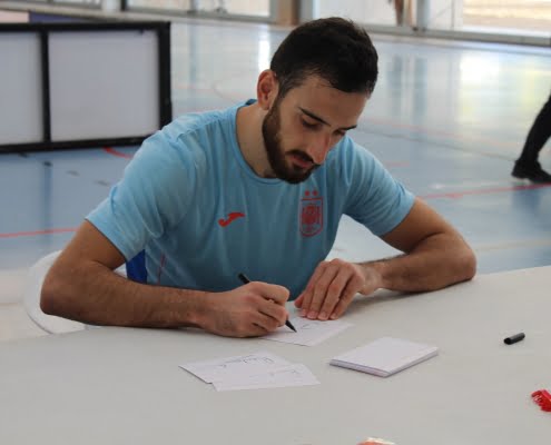 Tras el entrenamiento en el Pabellón Vicente Paniagua, los jugadores de la selección española de fútbol sala firmaron autógrafos a los aficionados 5