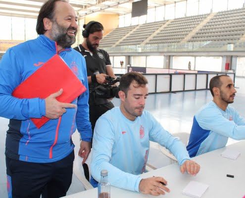 Tras el entrenamiento en el Pabellón Vicente Paniagua, los jugadores de la selección española de fútbol sala firmaron autógrafos a los aficionados 4