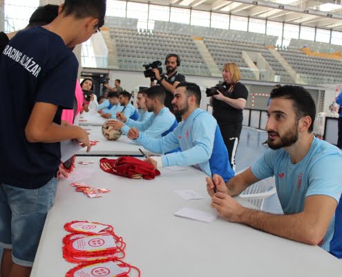 Tras el entrenamiento en el Pabellón Vicente Paniagua, los jugadores de la selección española de fútbol sala firmaron autógrafos a los aficionados 3