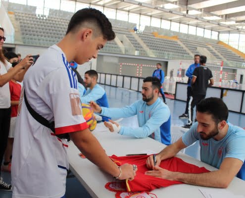 Tras el entrenamiento en el Pabellón Vicente Paniagua, los jugadores de la selección española de fútbol sala firmaron autógrafos a los aficionados 2