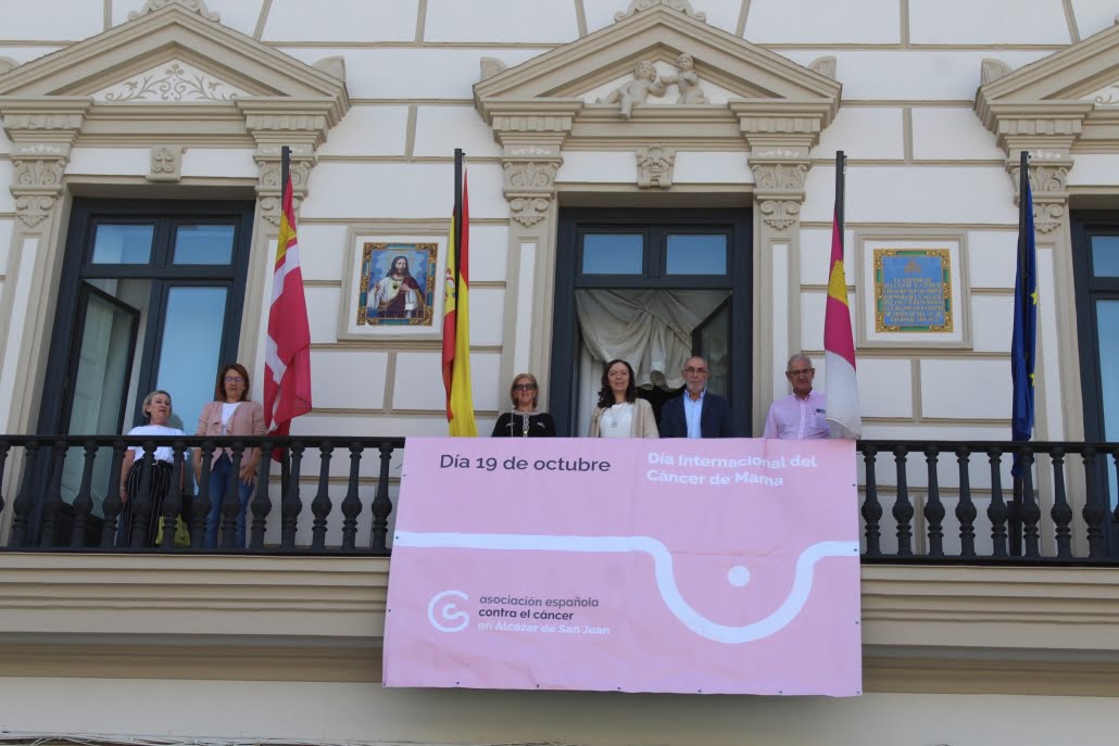 El Ayuntamiento de Alcázar cuelga en su balcón una banderola conmemorativa por el Día Mundial del Cáncer de Mama 1