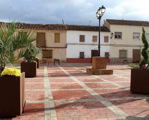 El Ayuntamiento de Alcázar de San Juan decora con jardineras y plantas las Plazas de la Bolsa y la Justa 2