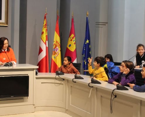 La alcaldesa de Alcázar recibe a 25 escolares del CEIP Alces 4