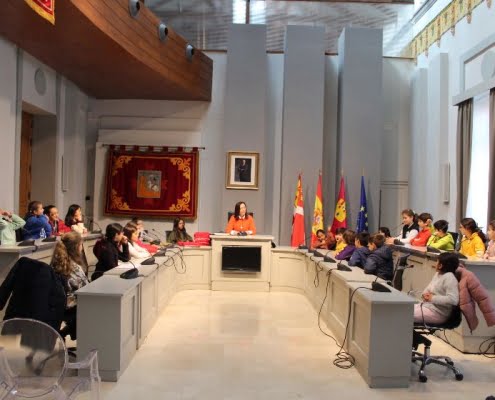 La alcaldesa de Alcázar recibe a 25 escolares del CEIP Alces 3