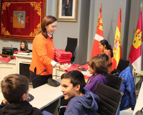 La alcaldesa de Alcázar recibe a 25 escolares del CEIP Alces 2
