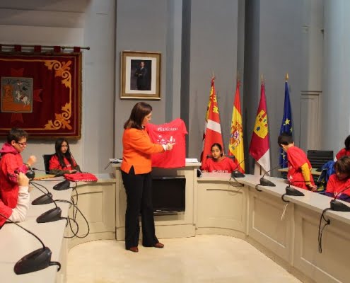 La alcaldesa de Alcázar recibe a 25 escolares del CEIP Alces 1