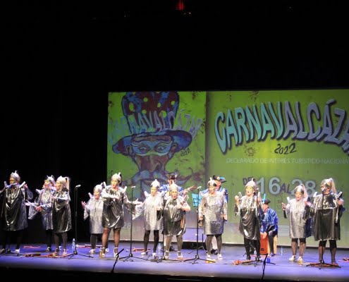 El XXXV Festival de Murgas contó con las actuaciones de “Economía Sumergida”, “Pa mear y no echar gota” y la invitada “Chirigota del Sheriff”, de Cádiz 4