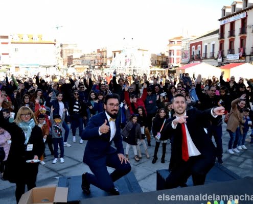 Una multitud de personas despide el año 2022 en la Plaza de España con las Uvas Solidarias 3