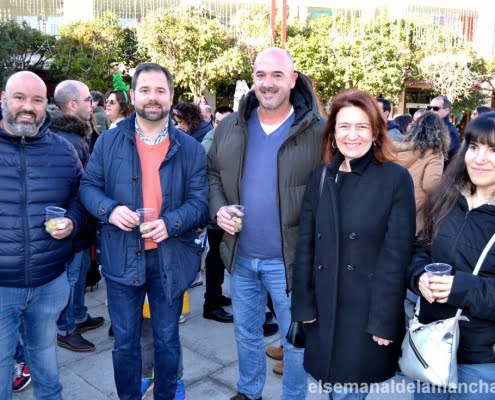 Una multitud de personas despide el año 2022 en la Plaza de España con las Uvas Solidarias 1