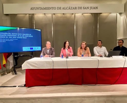 Rosa Melchor y Rosa Ana Rodríguez presentan el proyecto de sustitución de la nave-taller en el IES Juan Bosco por 5´2 millones de euros 1