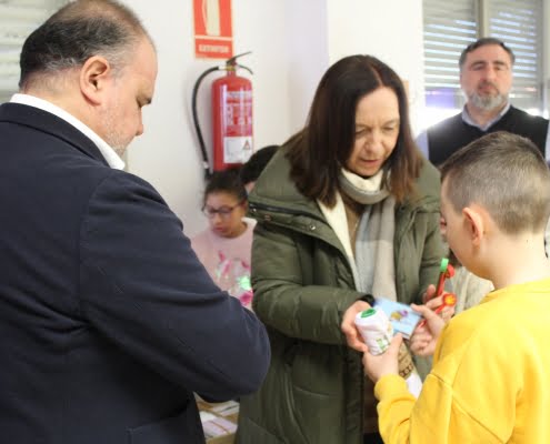 La alcaldesa de Alcázar y el delegado provincial de Desarrollo Sostenible visitan la actividad de educación medioambiental del CEIP El Santo con motivo del Día Mundial de los Humedales 2