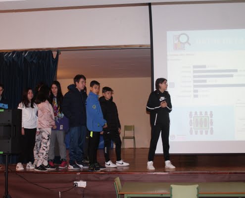 Los alumnos del IES Miguel de Cervantes Saavedra presentan sus proyectos ciudadanos ante el concejal de Educación 6