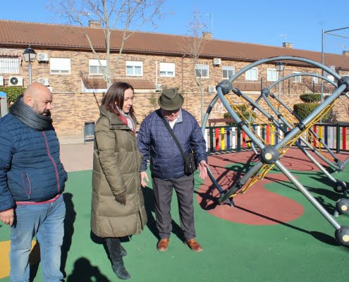 Rosa Melchor visita el remodelado parque infantil de la Plaza Avelino Manzano 2