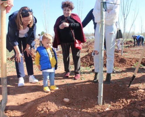 El Bosque de la Vida sigue creciendo con la plantación de 230 árboles de las familias con hijos nacidos en 2021 y 2022 4