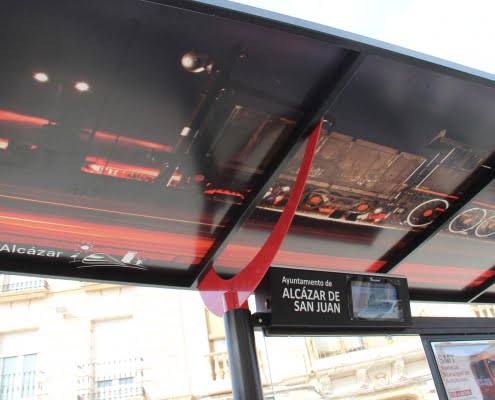 El transporte urbano de Alcázar se moderniza con las nuevas marquesinas inteligentes y la app ‘Bus Alcázar’ 1