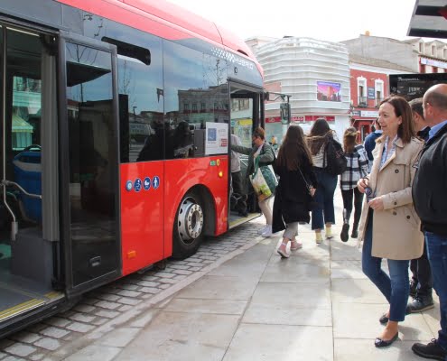 El transporte urbano de Alcázar se moderniza con las nuevas marquesinas inteligentes y la app ‘Bus Alcázar’ 7